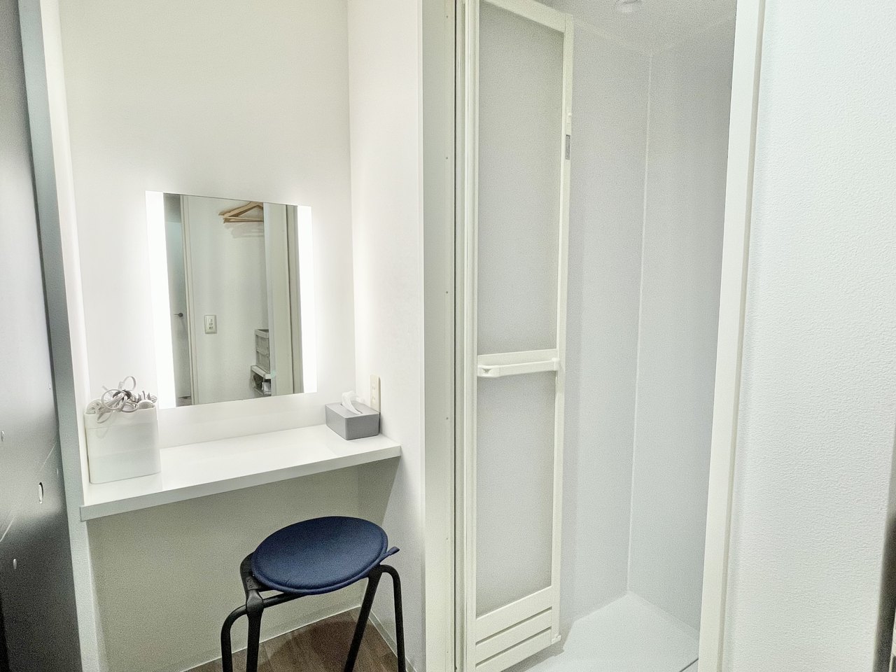 Mirror and stool in the changing room